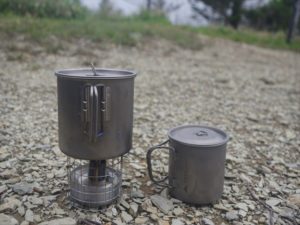 今回は、フリーライトの「チタンＵＬポット」の350ml＆600mlを、 スタッキングして持ってきました。 ポットの中には画期的なアルコールストーブ、 「ブラストバーナー」を入れて！！ 3点で約162gで、アルコールも少しですみます。 最近の私のお気に入りセットです！！