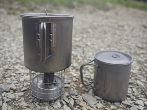 今回は、フリーライトの「チタンＵＬポット」の350ml＆600mlを、 スタッキングして持ってきました。 ポットの中には画期的なアルコールストーブ、 「ブラストバーナー」を入れて！！ 3点で約162gで、アルコールも少しですみます。 最近の私のお気に入りセットです！！